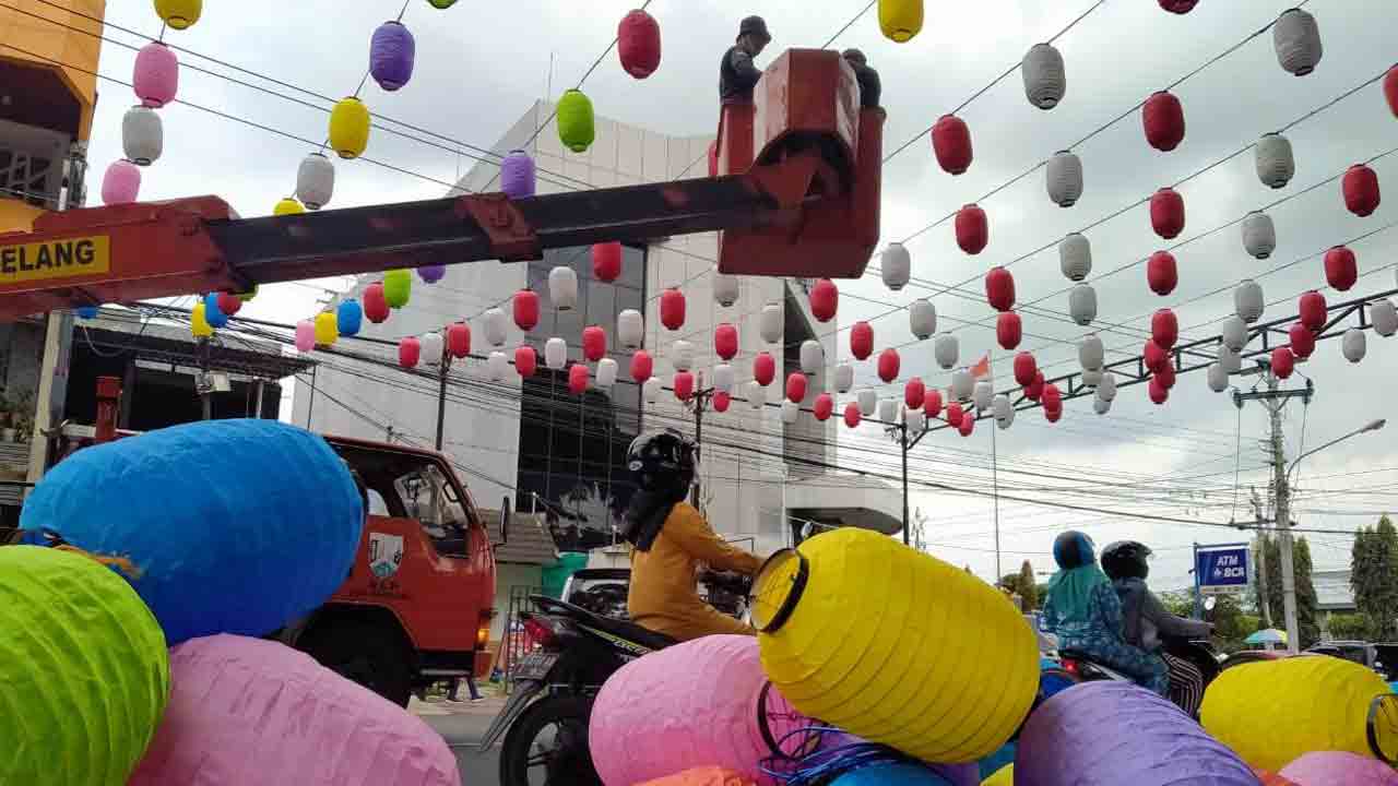 Jelang Natal, Ratusan Lampion Hiasi Alun-Alun Kota Magelang