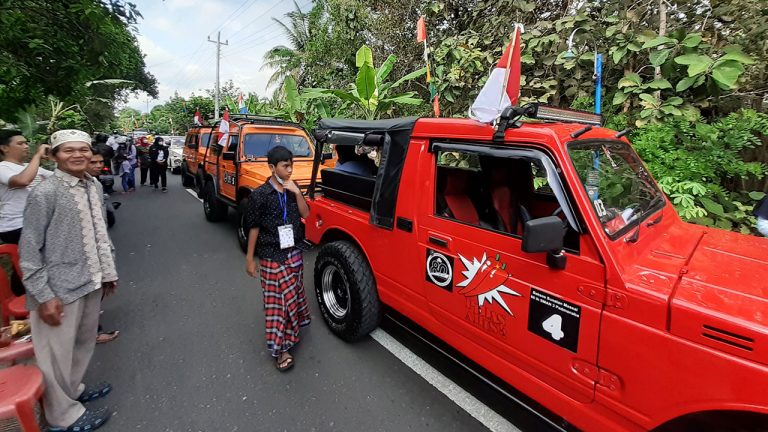 90 Anak Diarak Naik Jip dan Mobil Kodok Sebelum Sunat