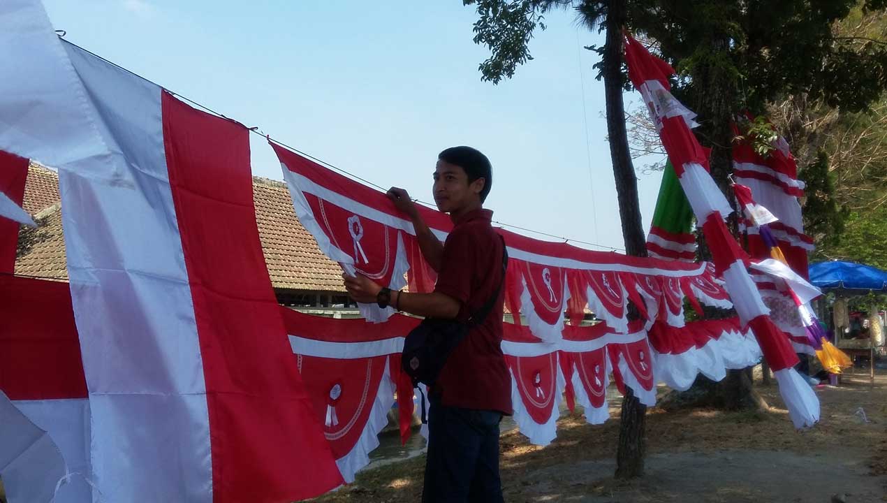 Bawa 200 Kodi, Berharap Dagangan Bendera Ludes