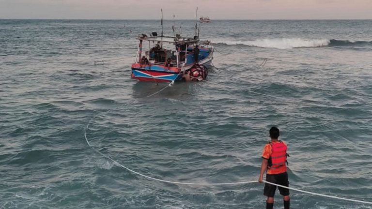 Kapal Nelayan Berhasil Dievakuasi