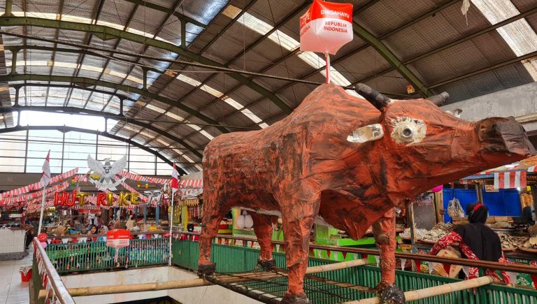 Patung Sapi hingga Bendera Hiasi Pasar