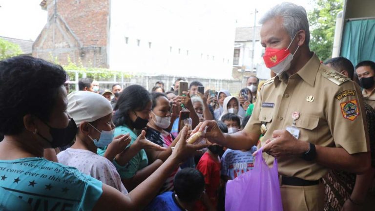 Ganjar Salurkan Bantuan IKM