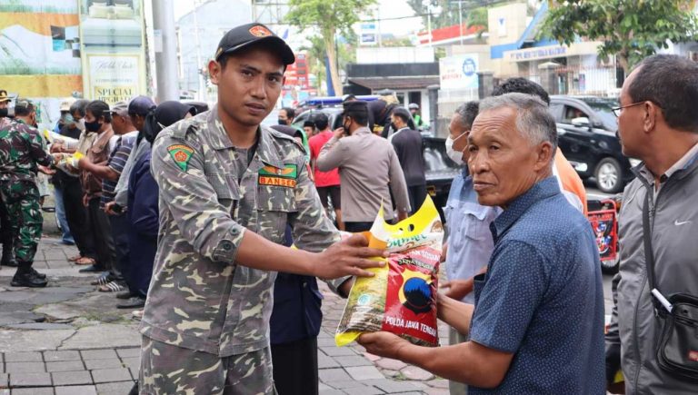 Bagikan Beras Lima Kilogram