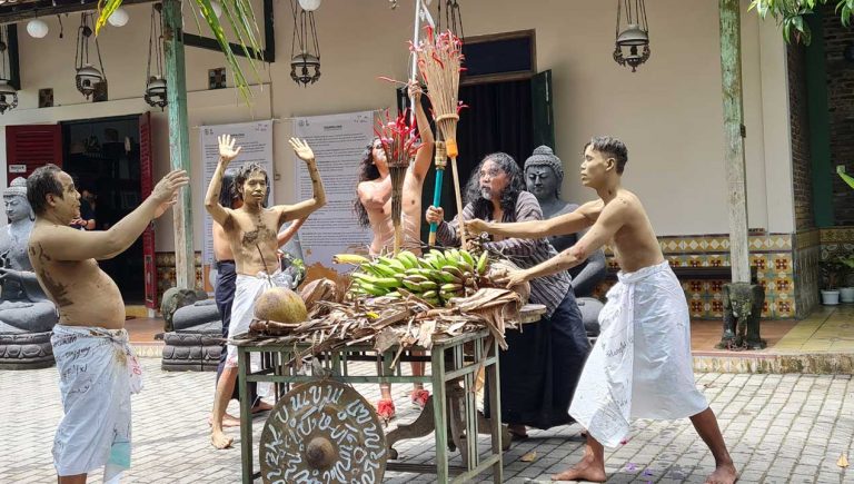 Seniman Gelar Ritual Minta Tak Hujan