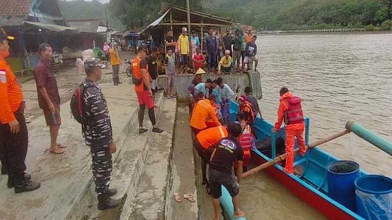 Enam ABK Selamat usai 10 Jam di Tengah Laut