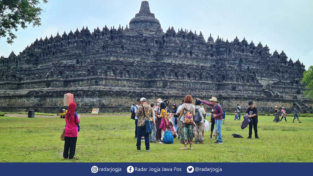 Sangkal Candi Borobudur Tersambar Petir