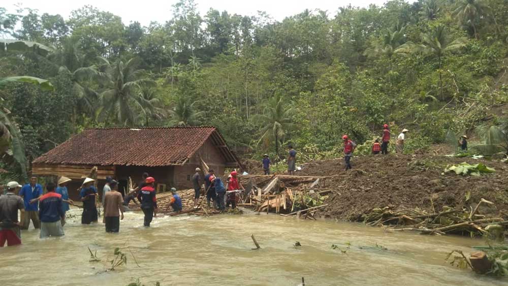 Kena Longsor, Bastian Minta Warga Direlokasi