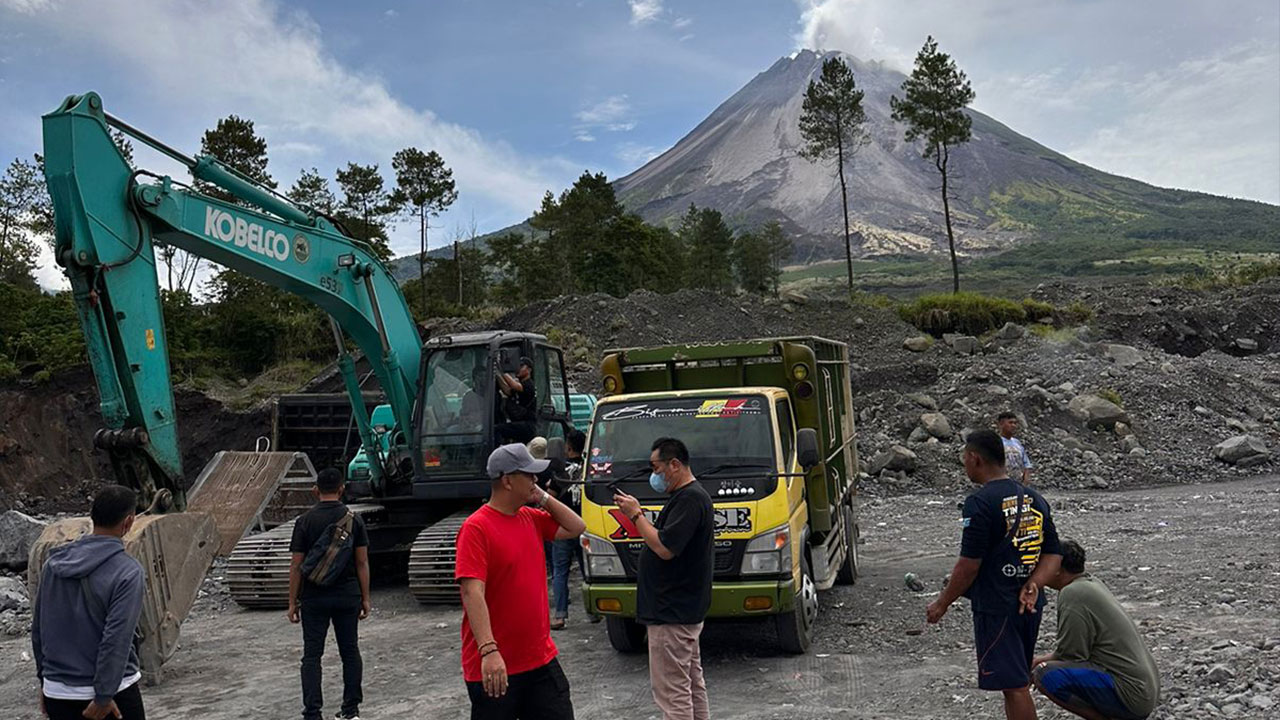 Dua Ekskavator dan Tujuh Truk Disita