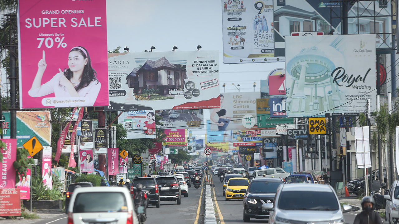 Puluhan Baliho Melintang di Jalan Magelang