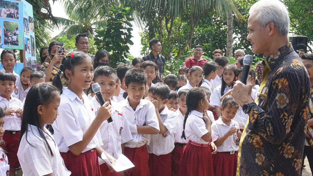 Ganjar Sambangi Tiga Siswa yang Berkirim Surat