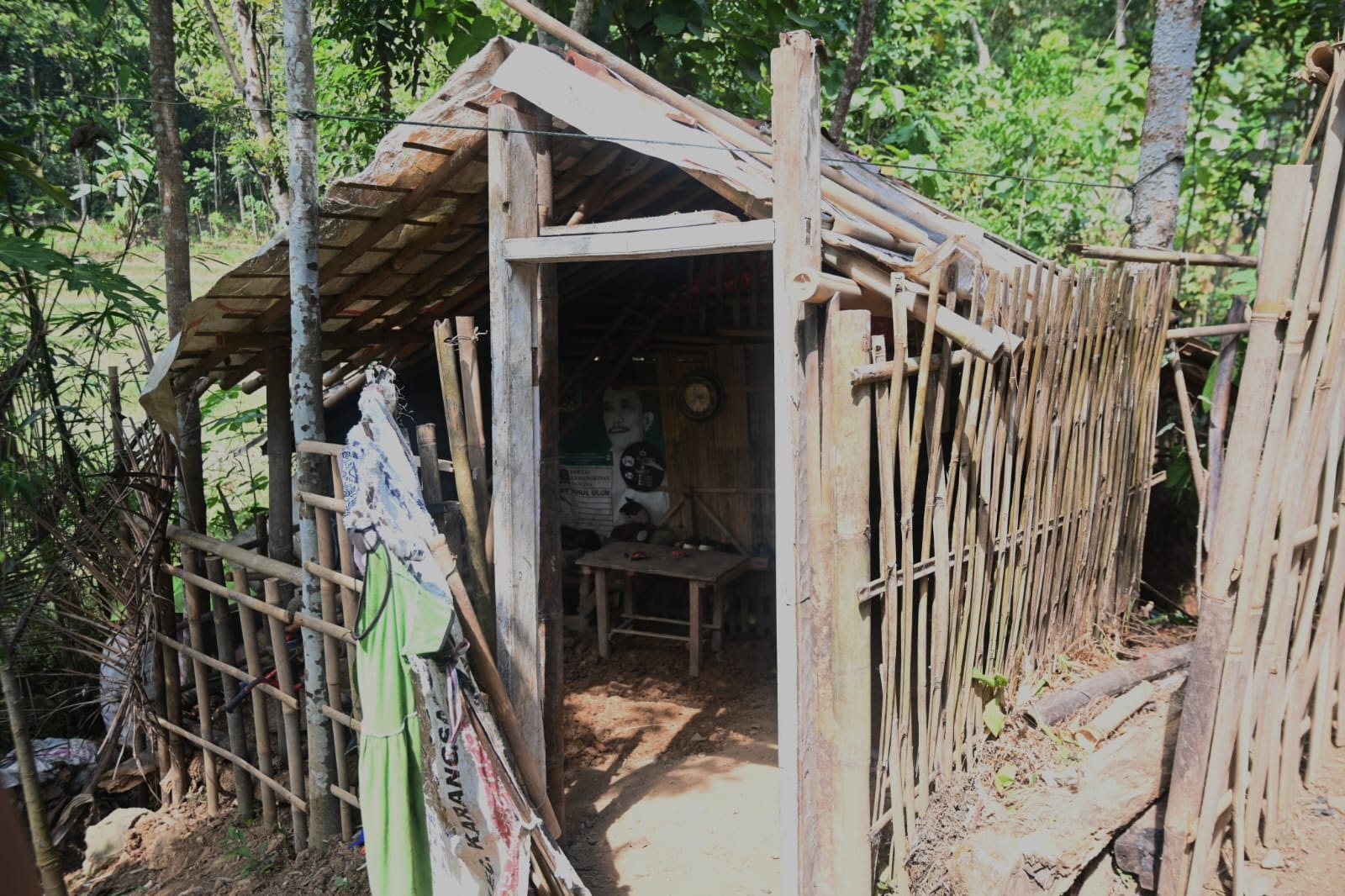 Isrti Suka Marah-Marah dan Ngamukan, Pilih Hidup di Gubuk Reyot