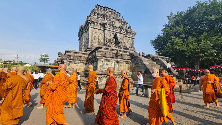 Api Dharma Waisak Bawa Semangat Terangi Dunia