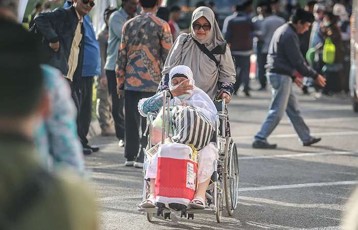 Satu Jemaah Masih Dirawat di RS Jeddah, Tangis Haru Warnai Kepulangan 352 Jemaah Haji Kota Jogja