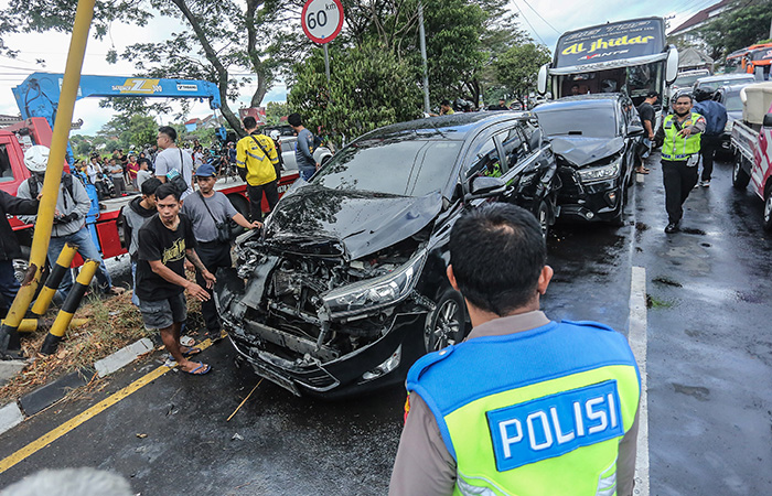 Sopir Bus Telat Injak Pedal Rem, Sebabkan Kecelakaan Karambol di Simpang Wojo