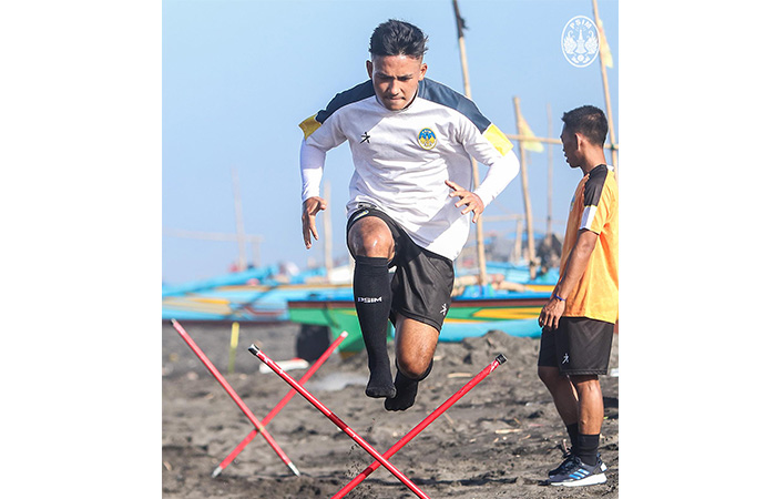 Tingkatkan Fisik, PSIM Latihan di Pantai Depok