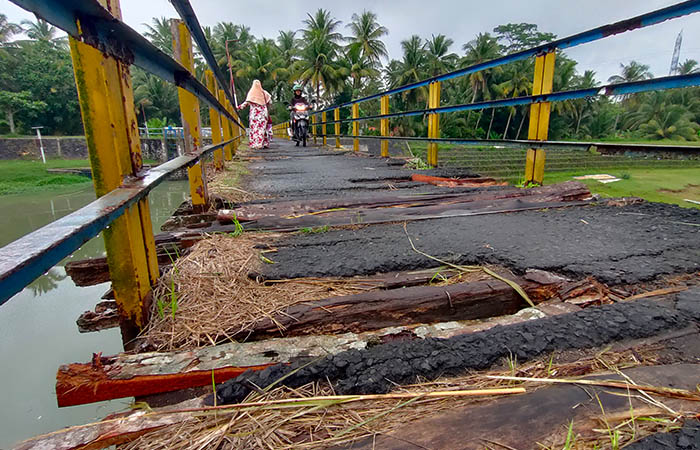 10 Tahun Rusak, Jembatan Belum Pernah Diperbaiki