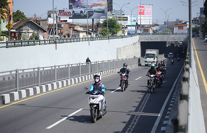 Masih Banyak Pemotor yang Melintas