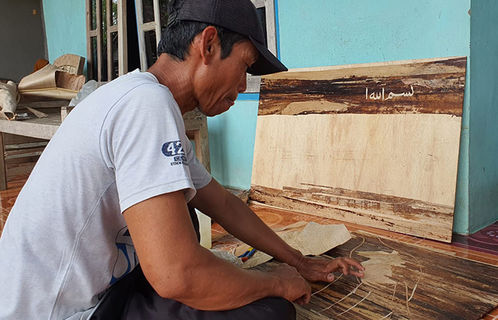 Sukamto Ubah Gedebok Pisang Jadi Karya Seni