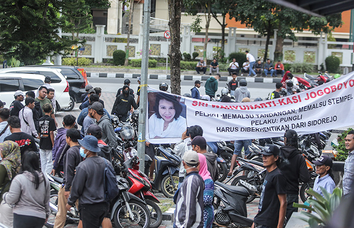 Massa Tuntut Sri Wahyunarti Dipecat