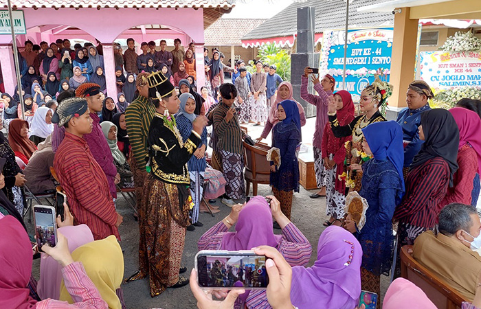 Nguri-uri Budaya, Bukan Ajak Siswanya Menikah Muda