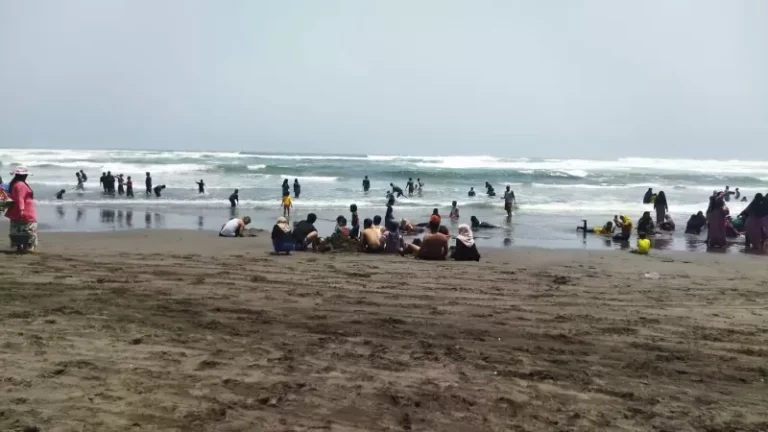 Alhamdulillah Selamat, Sembilan Siswa MTsN 2 Magetan Sempat Terseret Arus saat Piknik di Pantai Parangtritis