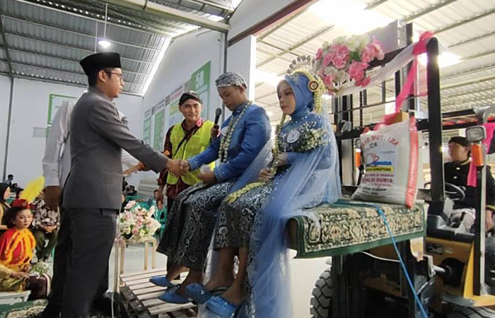 Pengantin Naik Forklift, Mahar Beras 25 Kilogram, Fortais Kulon Progo Gelar Pernikahan Massal