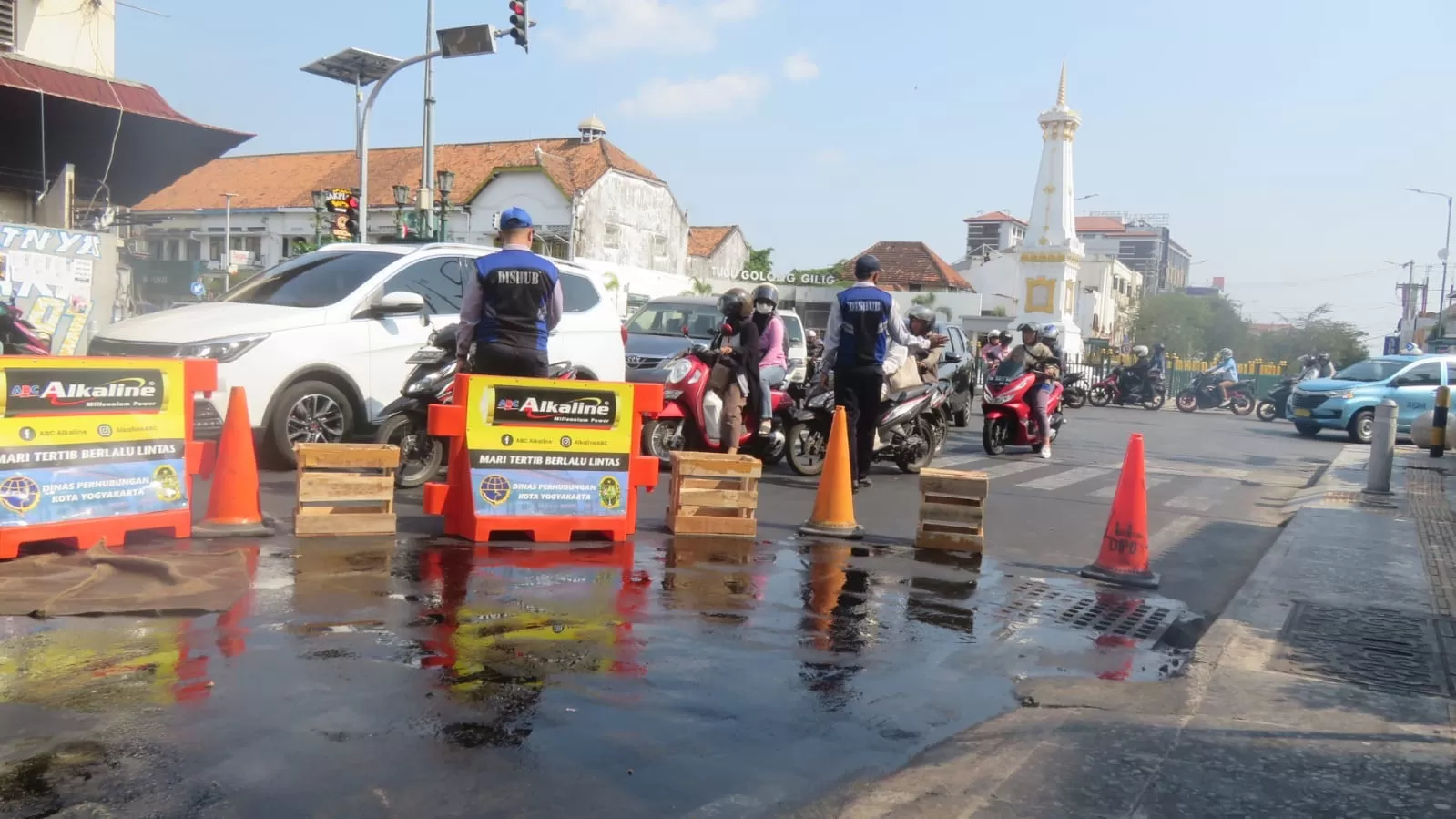 Limbah Minyak Keluar dari Penutup Gorong-Gorong Tugu Pal Putih, Sejumlah Pengendara Motor Terpeleset