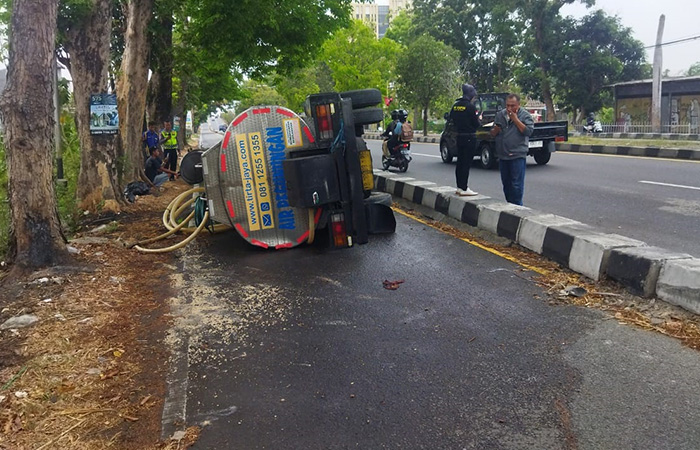 Truk Tangki Air Tabrak Pembatas Jalan dan Terguling