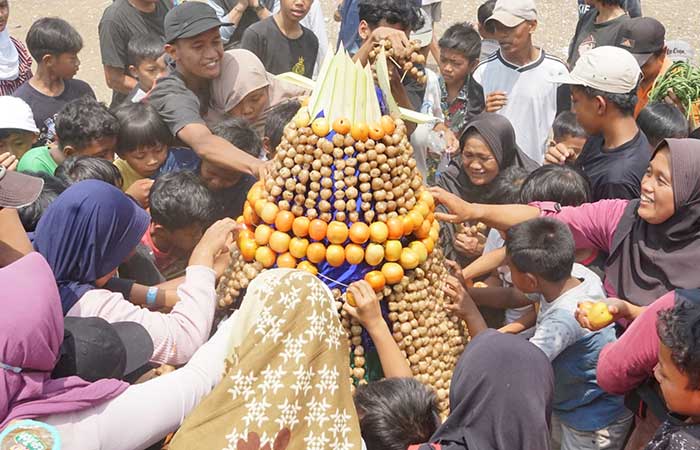 Warga Drojogan Berebut Ojeg 2,5 Kuintal, Bupati Minta Pedagang Lebih Kreatif dan Inovatif