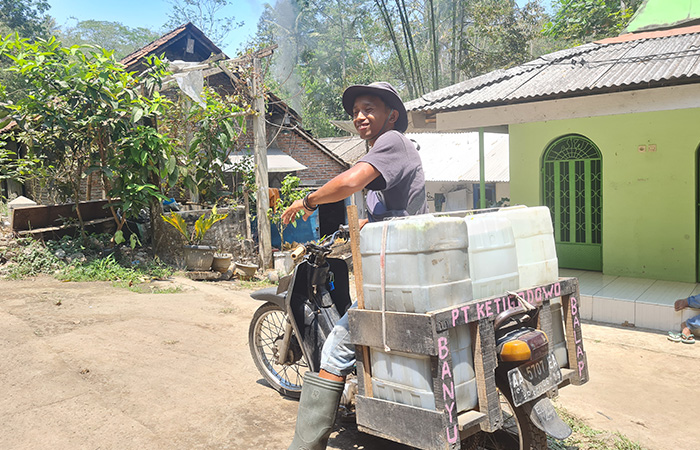 Pak Bon dan Tukang Sayur Nyambi Jadi Pengantar Air