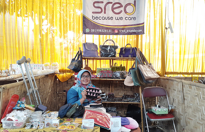 Endang Sundayani, Difabel Inspiratif Pemilik Usaha Rajut dan Tas Kulit “Sred”, Produk Tas Kulit Handmade, Slogannya Because We Care