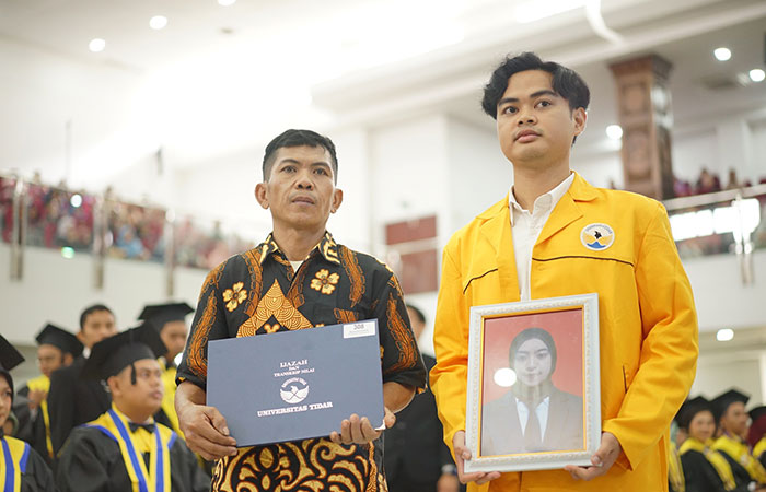 Penuh Haru, Wisudawan Universitas Tidar yang Meninggal karena Kanker Diwakili Ayahnya, Tiga Sahabatnya Uruskan Administrasi supaya Bisa Wisuda Bersama