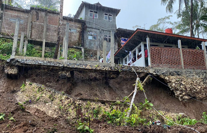 Dilanda Angin Kencang, Tanah Longsor hingga Luapan Banjir