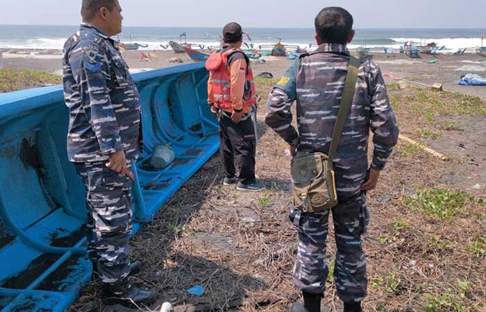 Perahu Nelayan Pantai Congot Karam Dihantam Gelombang