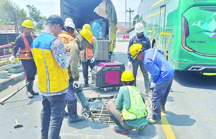 Jembatan Penghubung Jogja-Cilacap Berlubang dan Aspal Retak