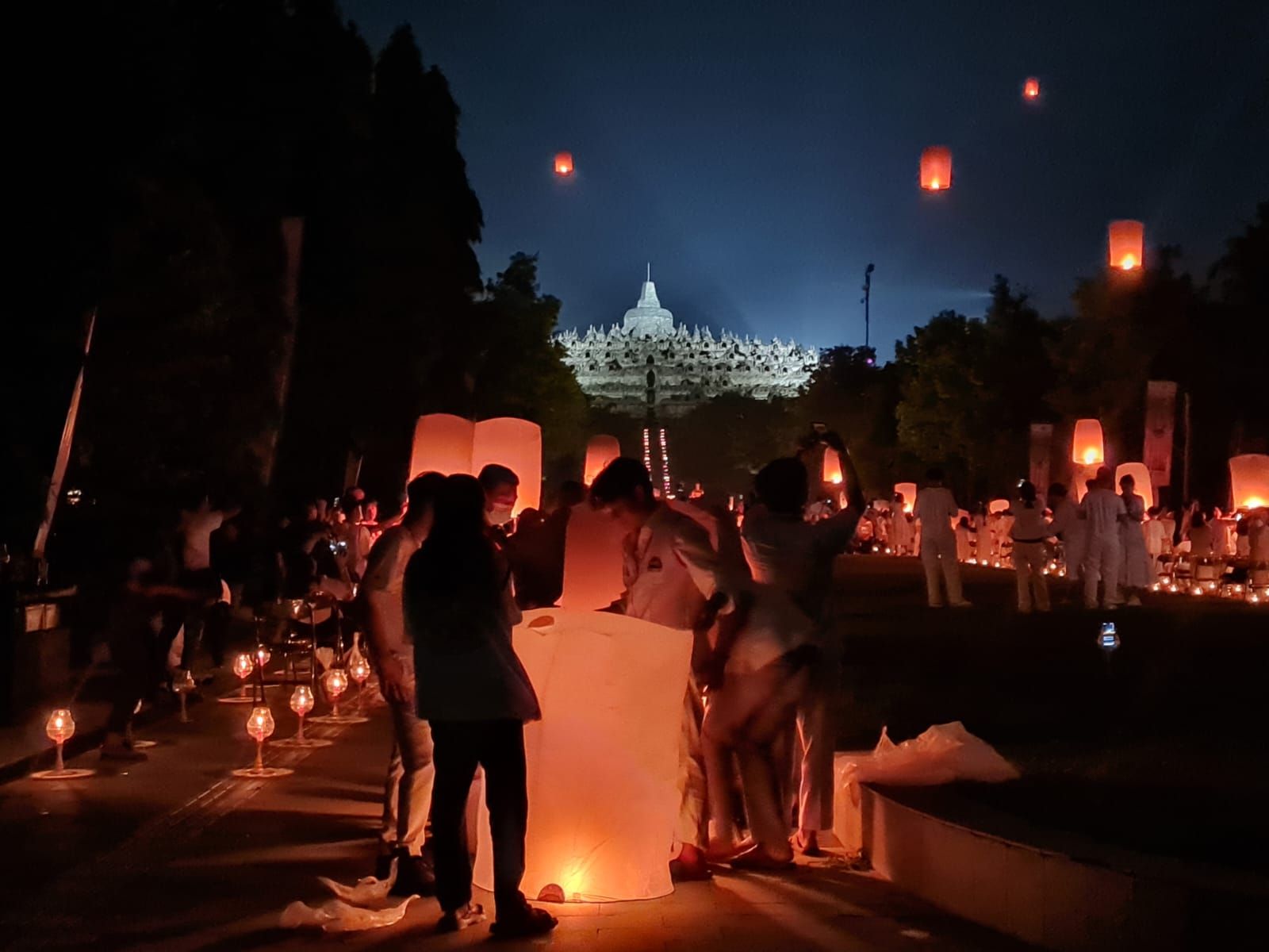 Ratusan Lampion Hiasi Langit Borobudur, Ini Pesan Yang Ingin Disampaikan..