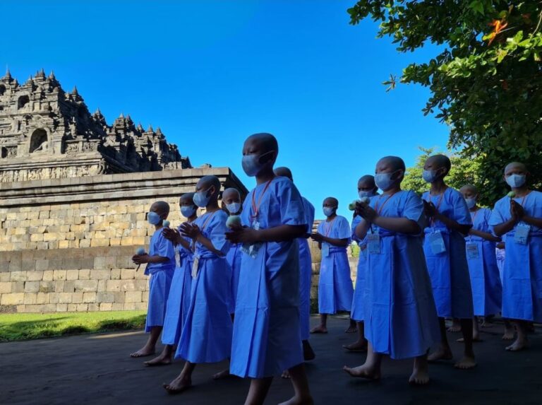 Calon Biksu di Borobudur Magelang Beri Penghormaan pada Sang Buddha Lewat Pradaksina