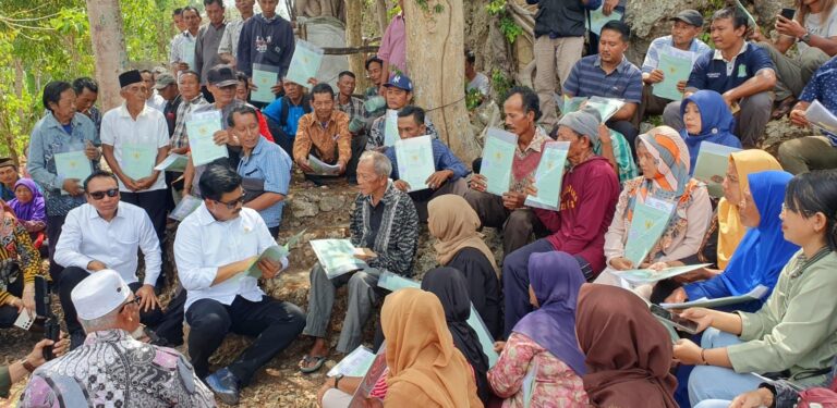 Menteri ATR/BPN Bagikan Sertifikat Tanah Door to Door