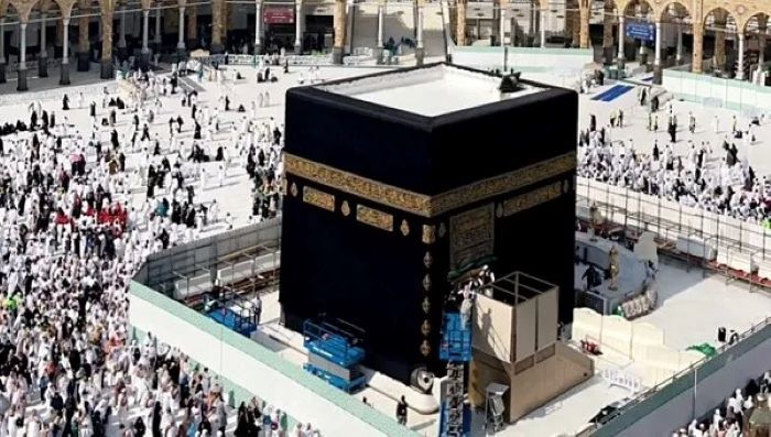 Ka’bah di Kelilingi Pagar Tinggi Karena Pemeliharaan, Jemaah Tidak Bisa Sentuh untuk Sementara Waktu