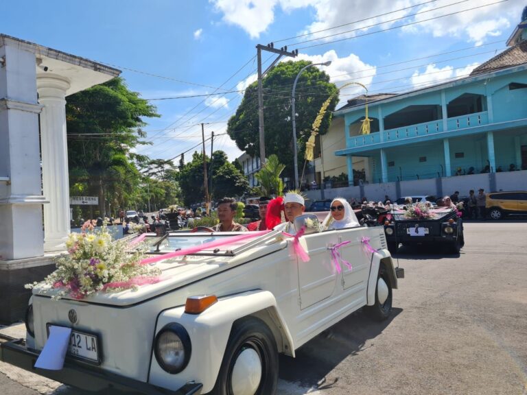 So Sweet!  Diarak Pakai VW, 18 Pasangan Ikuti Nikah Massal, Pasangan Tertua Usia 71 Tahun, Sudah Menikah Sejak 2003