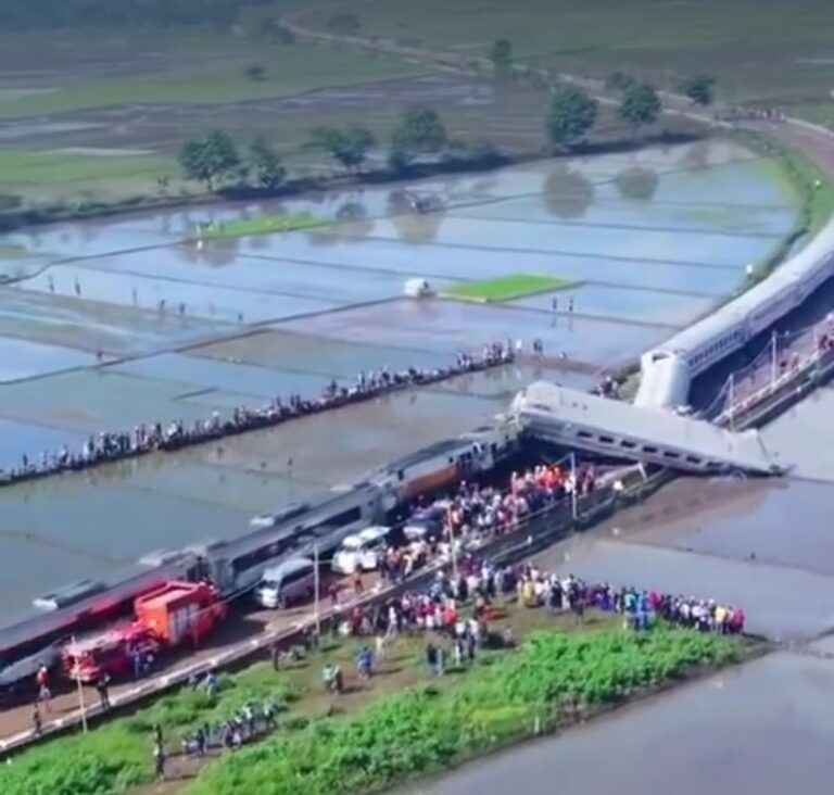 Proses Evakuasi Kecelakaan ‘Adu Banteng’ Kereta Api Bandung Raya dan KA Turangga, Kondisinya Darurat di Area Pematangan Sawah Jauh dari Akses