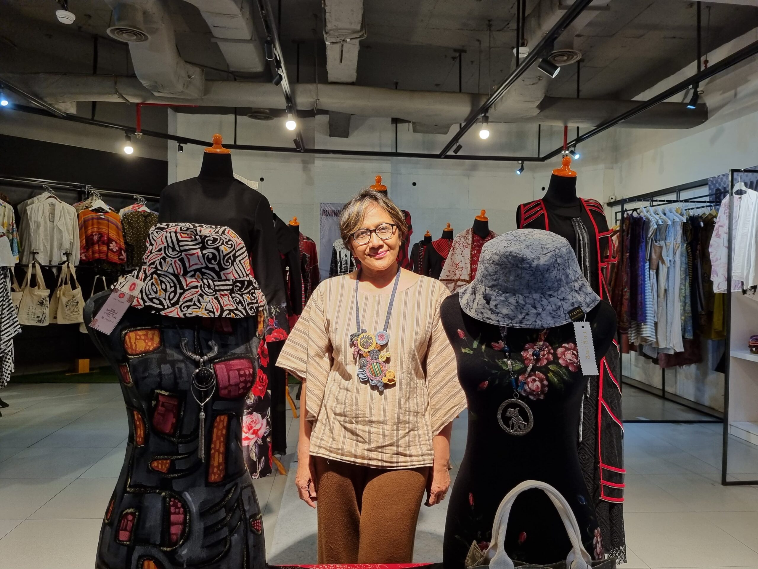 Janji kepada Ayah Buat Lia Mustofa Pameran di Paris