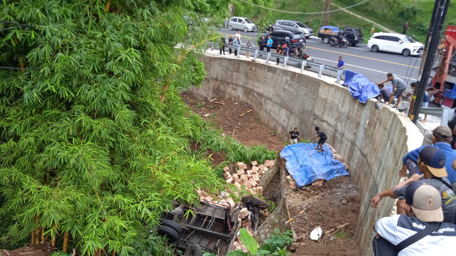 Truk Pengangkut Surat Suara DPRD Kabupaten Magelang Masuk Jurang, Angkut 800 Kardus