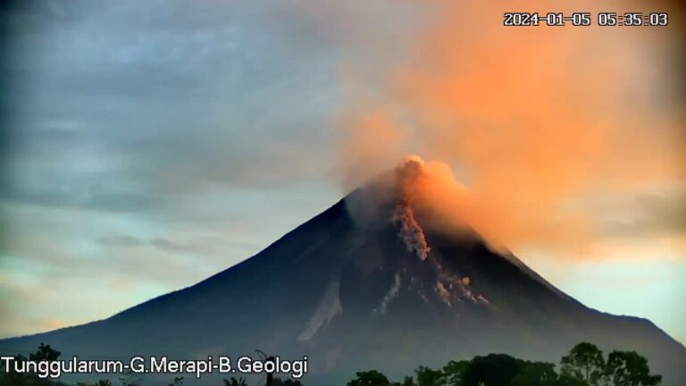 Gunung Merapi Keluarkan 25 Guguran Lava ke Arah Kali Bebeng, Jarak Luncur Maksimum 1.600 Meter