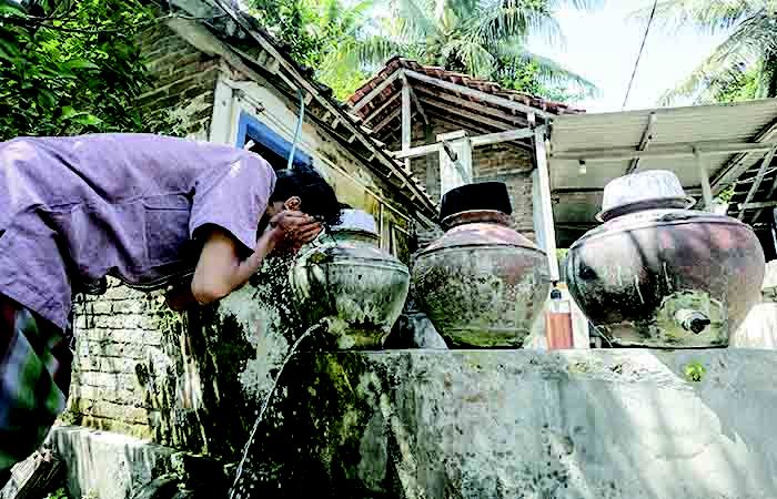 Kearifan Lokal Cuci Tangan di Padasan Gentong