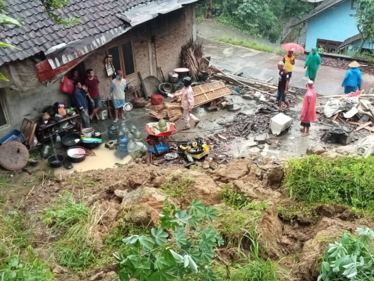 Tebing Longsor, Empat Orang Terluka, Menimpa Dapur Produksi Grubi di Salaman