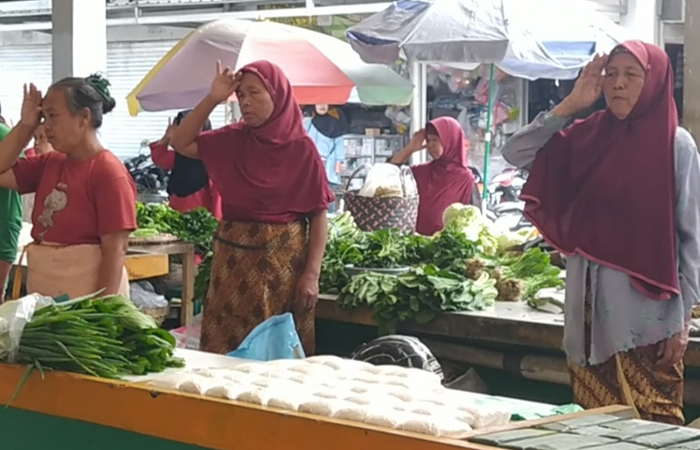 Supaya Mbok-Mbok Pasar Tak Pula Lagu Indonesia Raya Pukul 10.00 Pedagang dan Pengunjung Pasar Rejowinangun Hentikan Aktivitas